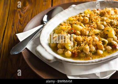 Conchiglie mit Kichererbsen, Chorizo und Semmelbrösel. Stockfoto