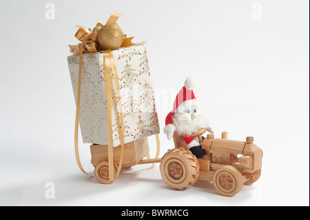 GNOME Spielzeug Traktor mit Weihnachtsgeschenk im Trailer zu fahren Stockfoto