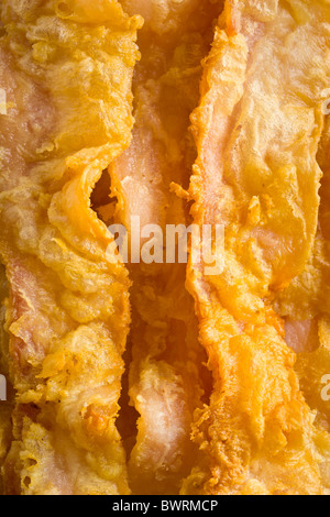 Huhn-gebratene Speck - eingetaucht in einen Teig ganz trockene Milch und Wasser, Speckscheiben in Mehl geworfen und frittiert. Stockfoto