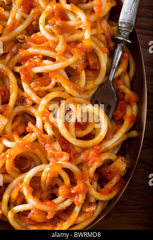 Pasta mit Guanciale, Zwiebeln, Tomaten, rote Chili-Flocken und Pecorino-Käse. Stockfoto