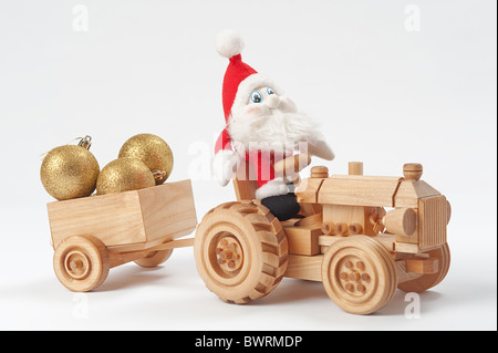 GNOME Traktor mit Weihnachten Spielzeug im Trailer zu fahren Stockfoto