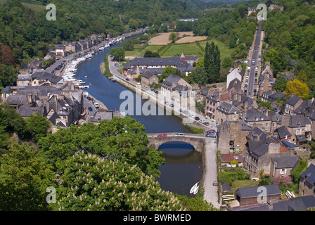 Dinan an den Ufern des Flusses rance Stockfoto