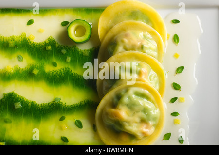 Ravioli gefüllt mit Zucchini und Käse mit einem Zitronenthymian Essenz von Tony Esnault, Executive Chef des Adour bei The St vorbereitet. Stockfoto