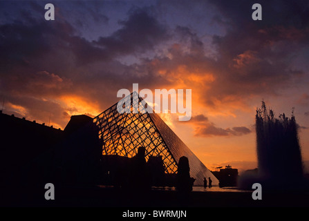 Silhouette Glaspyramide und Gebäude des Musée du Louvre, Paris, Frankreich. Stockfoto