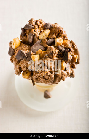 Schokoladeneis mit Schokolade Brocken und gehackte gesalzene Cashew-Kerne Stockfoto