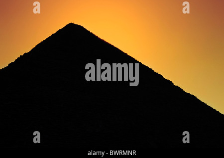 Große Pyramide von Giza bei Sonnenuntergang, Gizeh, Kairo, Ägypten. Stockfoto