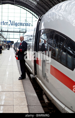 Eine Deutsche Bahn-Mitarbeiter stehen vor einem Eis, Frankfurter Hauptbahnhof, am Frankfurt Main, Hessen, Deutschland, Europa Stockfoto