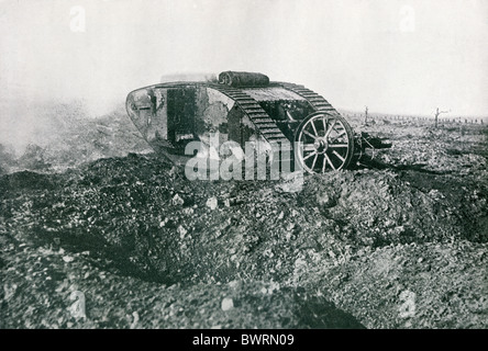 Ein britischer Panzer in Aktion an der Westfront im ersten Weltkrieg. Stockfoto