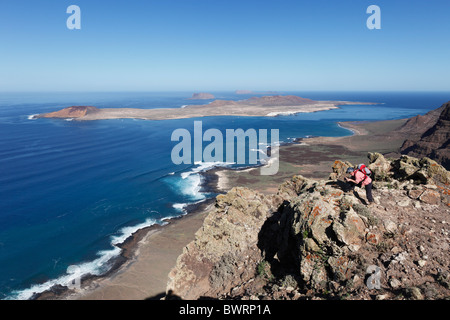 Blick vom Risco de Famara in der Nähe von Guinate, vor den Inseln La Graciosa, Montaña Clara und Alegranza, Lanzarote, Spanien Stockfoto