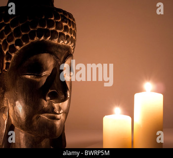 A geschnitzten hölzernen Kopf des Buddha aus Süd-Ost-Asien, Indochina, bei Kerzenschein Stockfoto