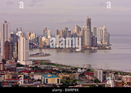 PANAMA CITY, PANAMA - Panama-Stadt Skyline, Hochhäuser in Paitilla Punkt oben rechts. Stockfoto