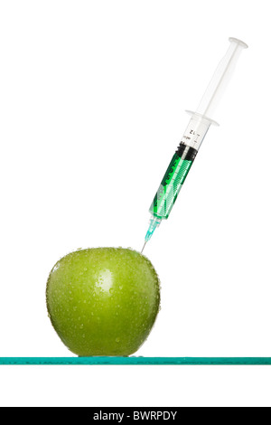 Spritzen in einen Apfel stecken Stockfoto