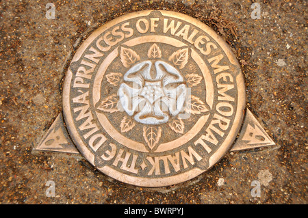 Zeichen eingebettet in den Boden, "Diana Princess of Wales Memorial Walk", in der Nähe von Knightsbridge, London, England, Vereinigtes Königreich Stockfoto