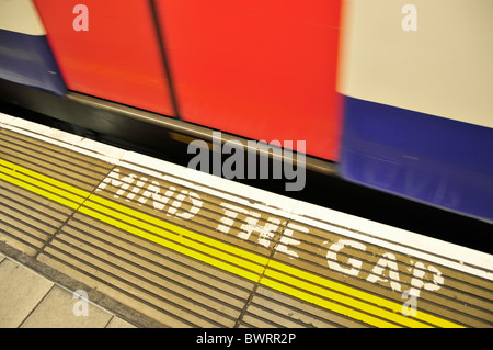 U-Bahn fahren in das "Monument" Station, London, England, Vereinigtes Königreich, Europa Stockfoto