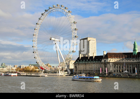 Fahrgastschiff am London Eye Riesenrad an der Themse, London, England, Vereinigtes Königreich, Europa Stockfoto