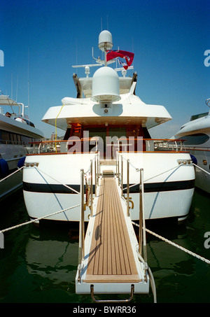 Eine Luxus-Yacht in der Marina in Antibes an der französischen Riviera Stockfoto