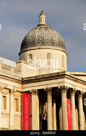 Fassade der National Gallery am Trafalgar Square in London, England, Vereinigtes Königreich, Europa Stockfoto