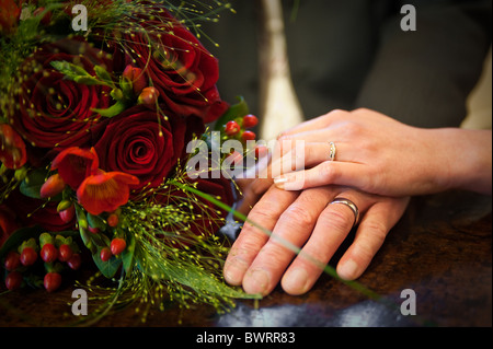 Braut und Bräutigam die Hände zeigen Trauringe Stockfoto