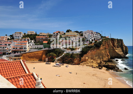 Der breite Strand und Stadt von Carvoeiro an der Algarve in Portugal. Stockfoto