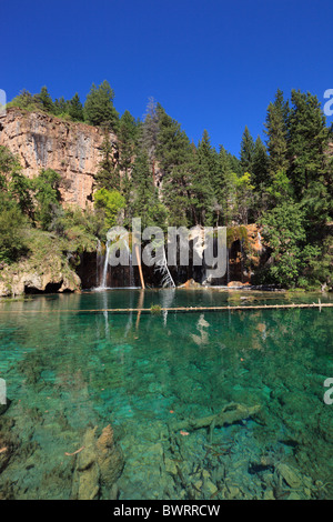 Wasserfall am Hanging Lake in der Nähe von Glenwood Springs, Colorado, USA. Stockfoto