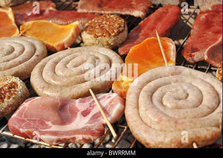 Rohes Fleisch auf dem Holzkohlegrill Grill platziert Stockfoto