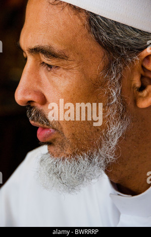 Angesehenen älteren muslimischen Mann im Shop im arabischen Viertel Singapore Stockfoto
