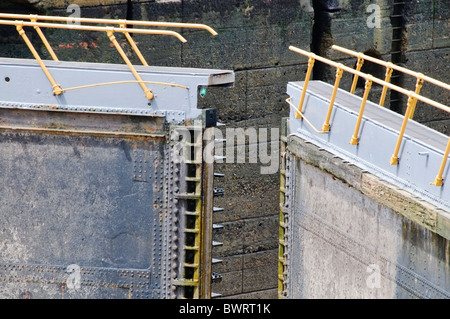 Tor-Türen öffnen sich für ein Schiff im Abschnitt Miraflores Schleusen des Panama-Kanals. Stockfoto