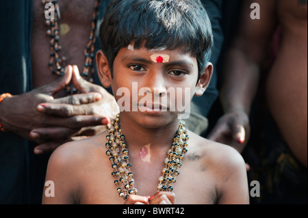 Indischer junge auf Ayappa Wallfahrt. Andhra Pradesh, Indien Stockfoto