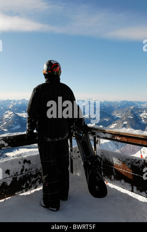 Snowboarder auf eine Aussichtsplattform, Bergstation Mt Nebelhorn, 2224 m, Oberstdorf, Allgäu, Bayern, Deutschland, Europa Stockfoto