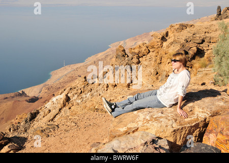 Frau, genießen die Aussicht vom hohen Ufer des Toten Meeres, Hamamat Ma'in, Jordanien, Naher Osten, Orient Stockfoto