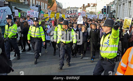 Ein stark kontrollierten Kursteilnehmerprotest marschieren durch Brighton UK demonstrieren gegen vorgeschlagenen Kürzungen im Bildungsbereich Stockfoto