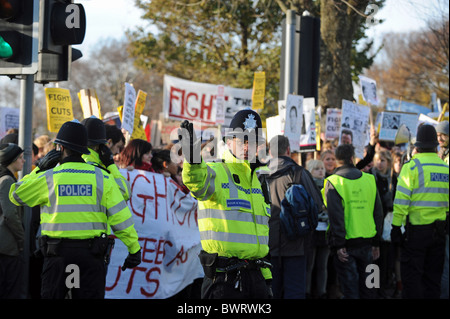 Ein stark kontrollierten Kursteilnehmerprotest marschieren durch Brighton UK demonstrieren gegen vorgeschlagenen Kürzungen im Bildungsbereich Stockfoto