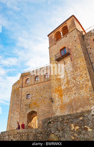 Castellar De La Frontera, Provinz Cadiz, Spanien. Am Ortseingang durch befestigte Tor. Stockfoto