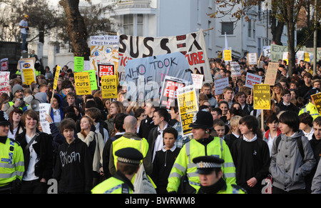 Ein stark kontrollierten Kursteilnehmerprotest marschieren durch Brighton UK demonstrieren gegen vorgeschlagenen Kürzungen im Bildungsbereich Stockfoto