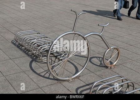 Ein Fahrradständer in Moskau, Russland Stockfoto