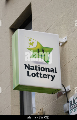 Eine irische National Lottery Schild ein Zeitschriftenladen in Wexford Town, Co. Wexford, Irland. Stockfoto