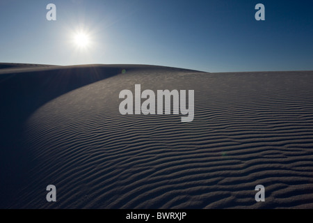 Sunburst und Sand Muster in den weißen Gips Sanddünen von White Sands National Monument in Alamogordo, New Mexico, USA. Stockfoto