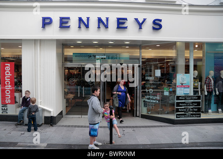 Hauptgeschäft Eingang zum Primark Kaufhaus auf Main Street, Wexford Town, Co. Wexford, Irland (Eire). Stockfoto