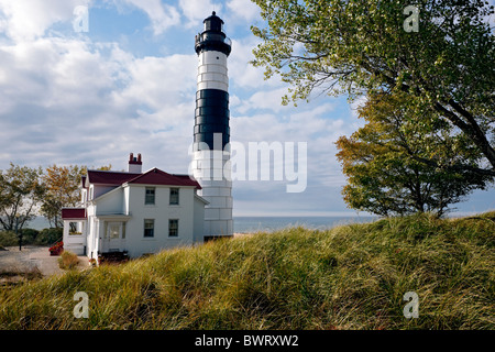 Schöne Wolken schweben, indem Michigans große Sable Leuchtturm (1867) und Lake Michigan in Ludington State Park. Stockfoto