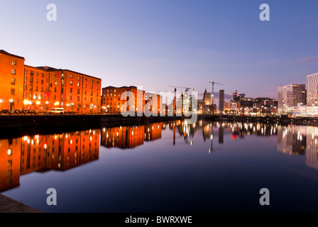 Lager spiegelt sich im Wasser an den Albert Docks, Liverpool, England, UK Stockfoto