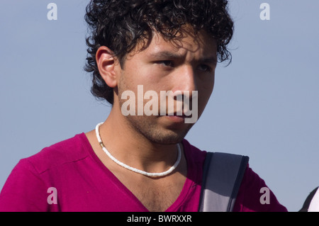 Junge Mexikaner Mann wahrscheinlich ein Schüler zu Fuß auf dem Zocalo Stockfoto