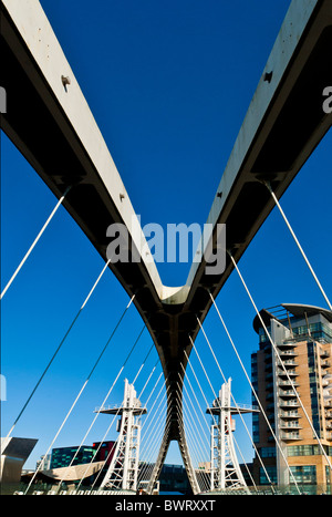 Heben Brücke an Salford Quays, Manchester, England, UK Stockfoto