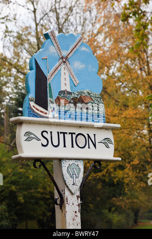 Sutton, Norfolk, England, Vereinigtes Königreich, Europa. Reich verzierte Dorf Schild mit Windmühle und lokale Besonderheiten der Broads Stockfoto