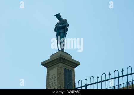 Kriegerdenkmal in Clitheroe einer Kleinstadt im Norden Englands mit einer kleinen Norman Bergfried in der Mitte der Stadt Stockfoto