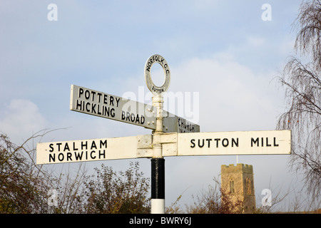 Sutton, Norfolk, England, Vereinigtes Königreich, Europa. Traditionelle Straße Wegweiser zeigen in vier Richtungen Stockfoto