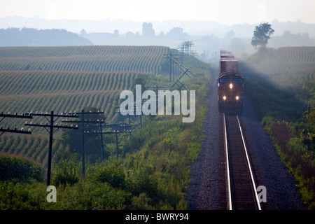 BNSF Güterzug rollt auf den Ebenen von Norden von Illinois. Stockfoto