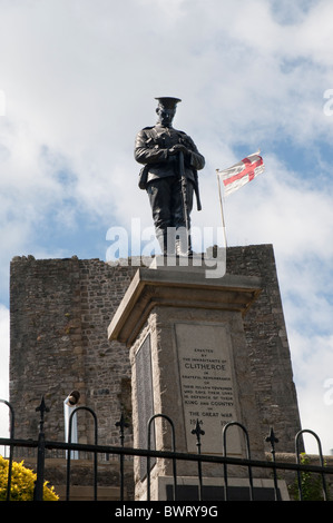 Kriegerdenkmal in Clitheroe einer Kleinstadt im Norden Englands mit einer kleinen Norman Bergfried in der Mitte der Stadt Stockfoto