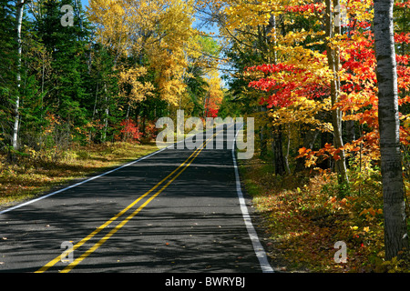 Michigans obere Halbinsel und Highway 41 durchläuft die herbstliche Pracht entlang Lake Superior und der Keweenaw-Halbinsel. Stockfoto