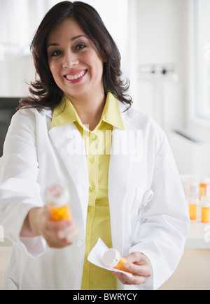 Lächelnd Hispanic Apotheker hielt Verschreibung Flasche Stockfoto