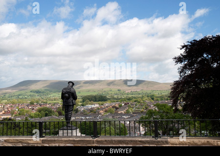 Kriegerdenkmal in Clitheroe einer Kleinstadt im Norden Englands mit einer kleinen Norman Bergfried in der Mitte der Stadt Stockfoto